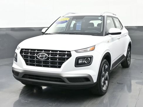 Certified 2025 Hyundai Venue SEL image 8