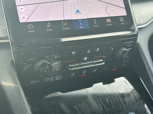 Used 2023 Jeep Grand Cherokee Limited w/ Luxury Tech Group II RWD image 35