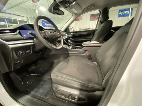 Used 2023 Jeep Grand Cherokee L Laredo image 9