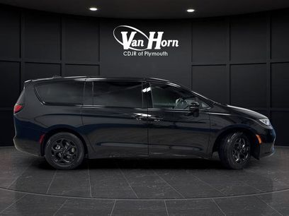 Used 2023 Chrysler Pacifica Limited w/ Uconnect Theater Family Group