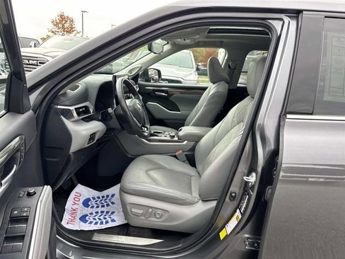 Used 2024 Toyota Highlander Platinum image 17