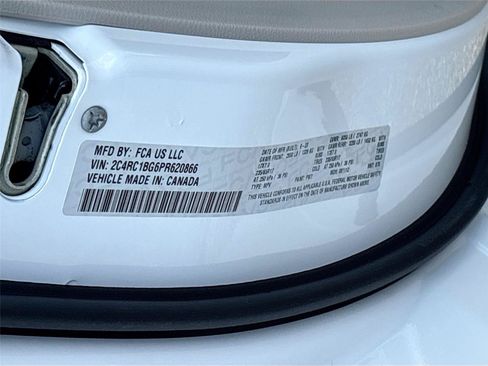 Used 2023 Chrysler Pacifica Touring-L FWD image 32