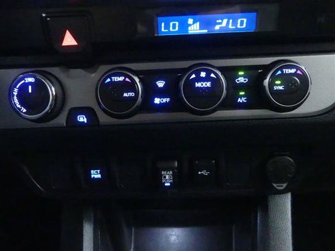 Used 2021 Toyota Tacoma SR5 AWD/4WD image 13
