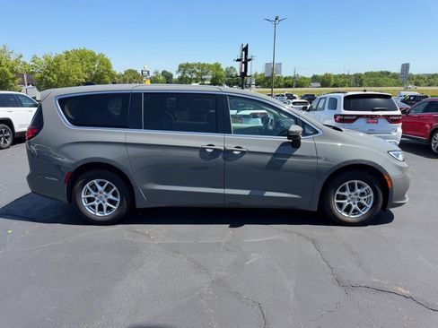 Used 2023 Chrysler Pacifica Touring-L FWD image 2