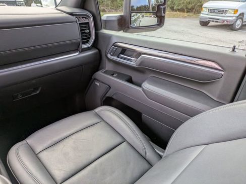 Used 2025 Chevrolet Silverado 2500 LTZ w/ LTZ Convenience Package image 17