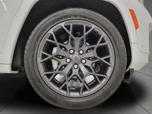 Used 2025 Jeep Grand Cherokee Summit w/ Obsidian Package AWD/4WD image 4
