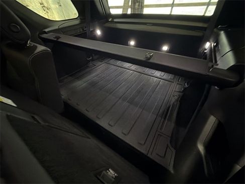 Used 2024 Land Rover Discovery Dynamic SE image 25