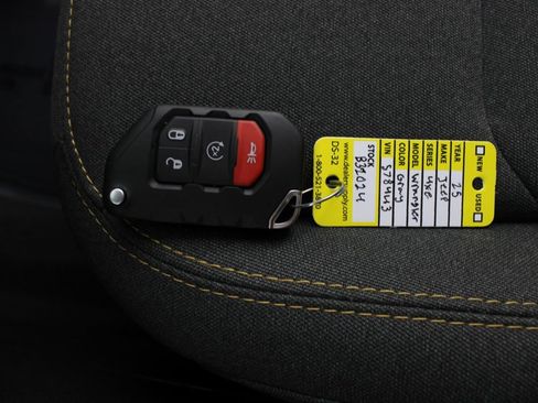 Used 2025 Jeep Wrangler Unlimited Sahara AWD/4WD image 7