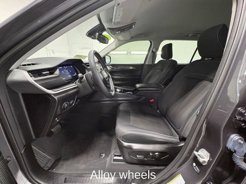 Used 2023 Jeep Grand Cherokee L Laredo image 12