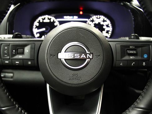 Used 2025 Nissan Pathfinder SV image 12