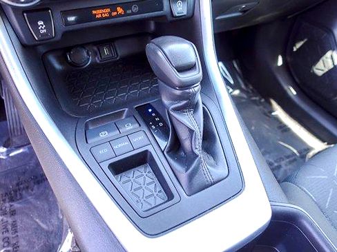 Used 2022 Toyota RAV4 XLE FWD image 17