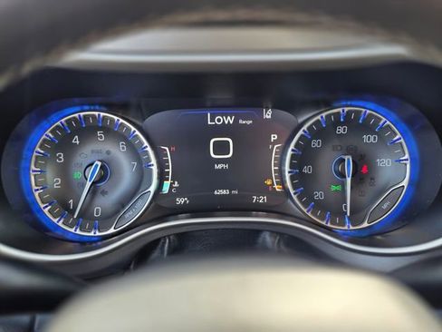 Used 2023 Chrysler Pacifica Touring-L image 28