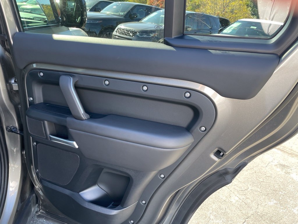 Used 2025 Land Rover Defender 110 X-Dynamic SE AWD/4WD image 14