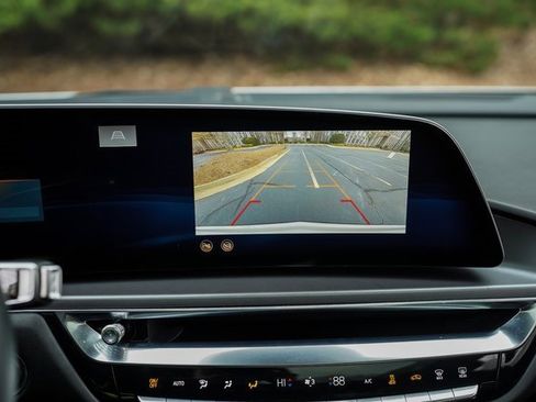 Used 2024 Cadillac Lyriq Tech image 32