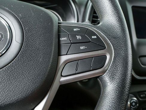 Used 2019 Jeep Cherokee Latitude w/ Popular Appearance Group FWD image 11
