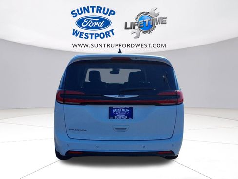 Used 2024 Chrysler Pacifica Touring-L image 28