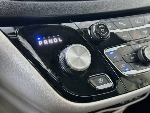 Used 2023 Chrysler Pacifica Touring-L FWD image 16
