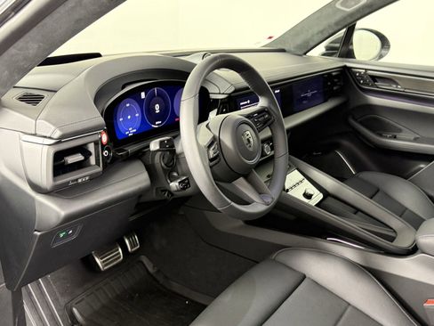 Certified 2025 Porsche Macan Turbo Electric AWD/4WD image 4