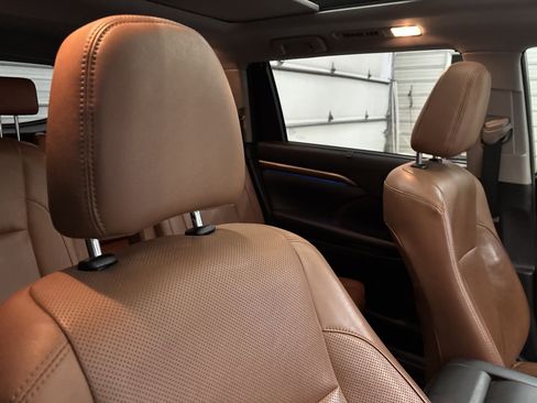 Used 2018 Toyota Highlander Limited Platinum image 31