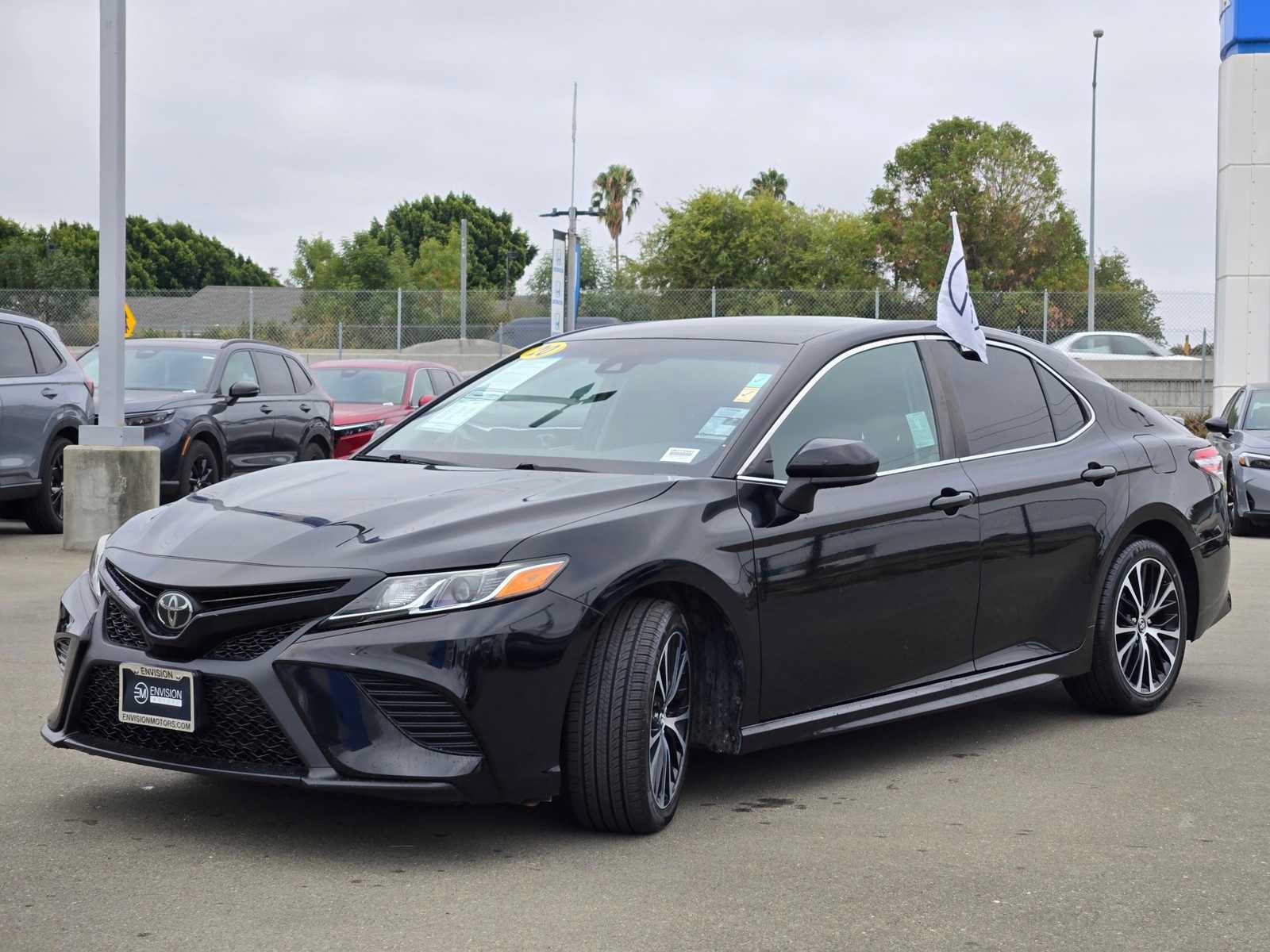 Used 2020 Toyota Camry SE FWD image 3