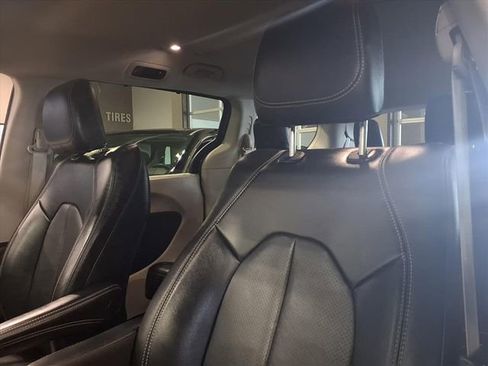 Used 2022 Chrysler Pacifica Touring-L image 15