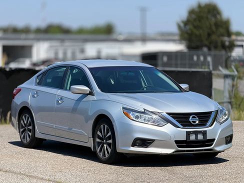 Used 2017 Nissan Altima 2.5 SV image 1