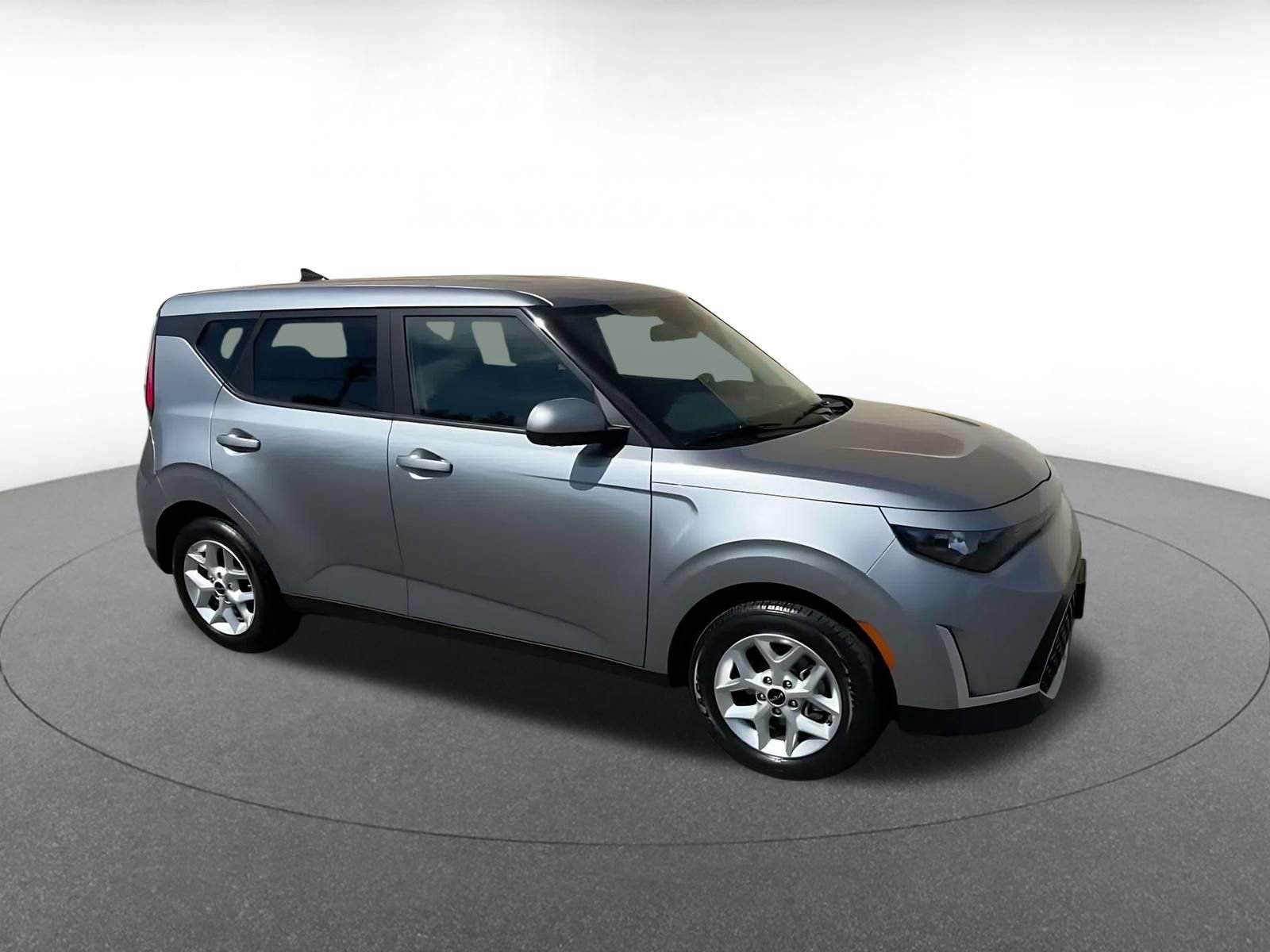 Used 2025 Kia Soul LX w/ LX Technology Package FWD image 2