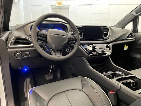 New 2027 Chrysler Pacifica Limited w/ S Appearance Package FWD image 9