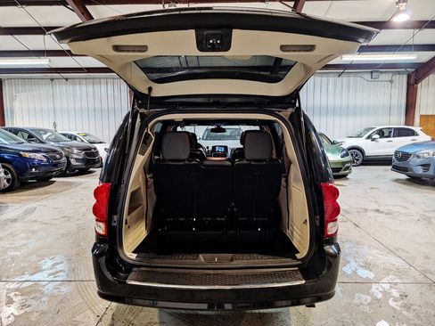 Used 2019 Dodge Grand Caravan SXT FWD image 21