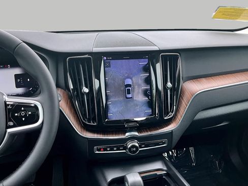Certified 2023 Volvo XC60 B5 Plus w/ Climate Package AWD/4WD image 7