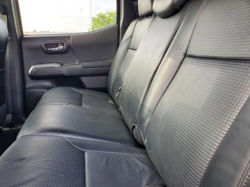 Used 2019 Toyota Tacoma TRD Sport image 12