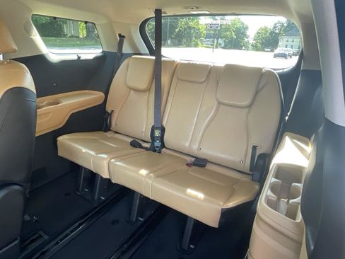 Used 2022 Kia Carnival EX FWD image 12