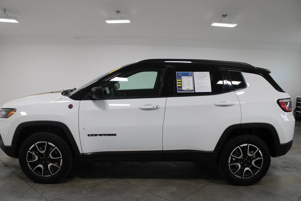 Used 2025 Jeep Compass Trailhawk AWD/4WD image 6