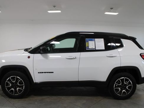 Used 2025 Jeep Compass Trailhawk AWD/4WD image 6