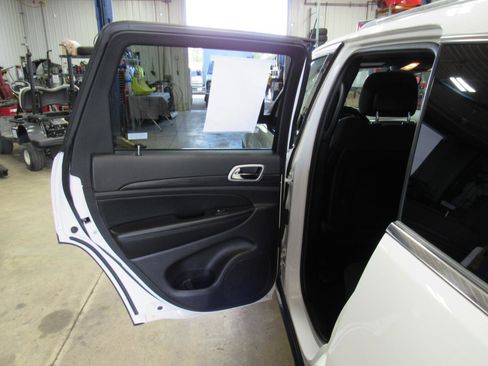 Used 2021 Jeep Grand Cherokee Laredo AWD/4WD image 30
