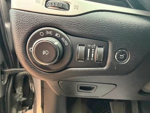 Used 2017 Jeep Cherokee Trailhawk AWD/4WD image 16
