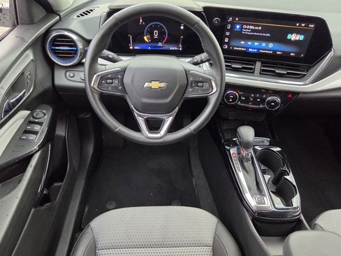 Certified 2025 Chevrolet Trax LT w/ LT Convenience Package FWD image 14