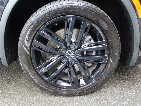 Used 2022 Volkswagen Tiguan SE R-Line image 29