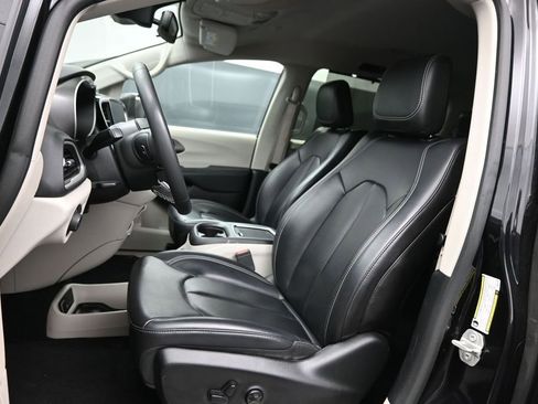 Used 2023 Chrysler Pacifica Touring-L FWD image 11
