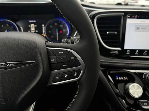 New 2026 Chrysler Pacifica Limited w/ Uconnect Theater Family Group image 32