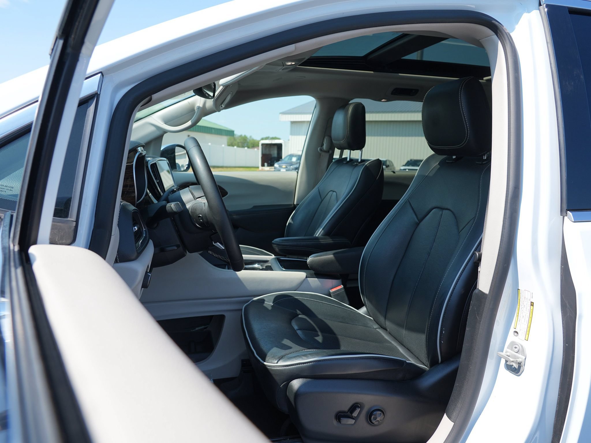 Used 2023 Chrysler Pacifica Limited FWD image 13