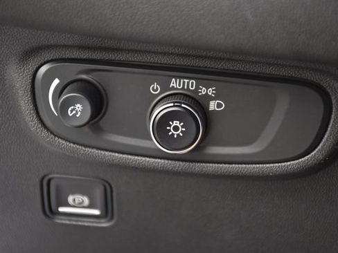 Used 2024 GMC Terrain SLE w/ Driver Convenience Package FWD image 19