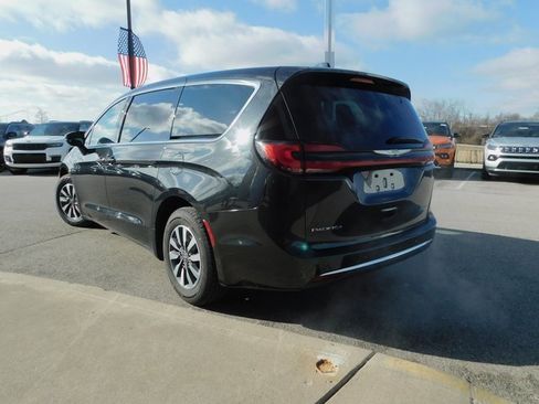 Used 2024 Chrysler Pacifica Select image 7