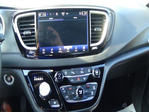Used 2025 Chrysler Pacifica Select FWD image 26