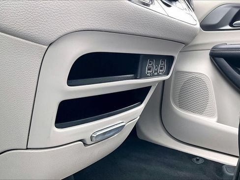 Used 2024 Chrysler Pacifica Touring-L FWD image 16