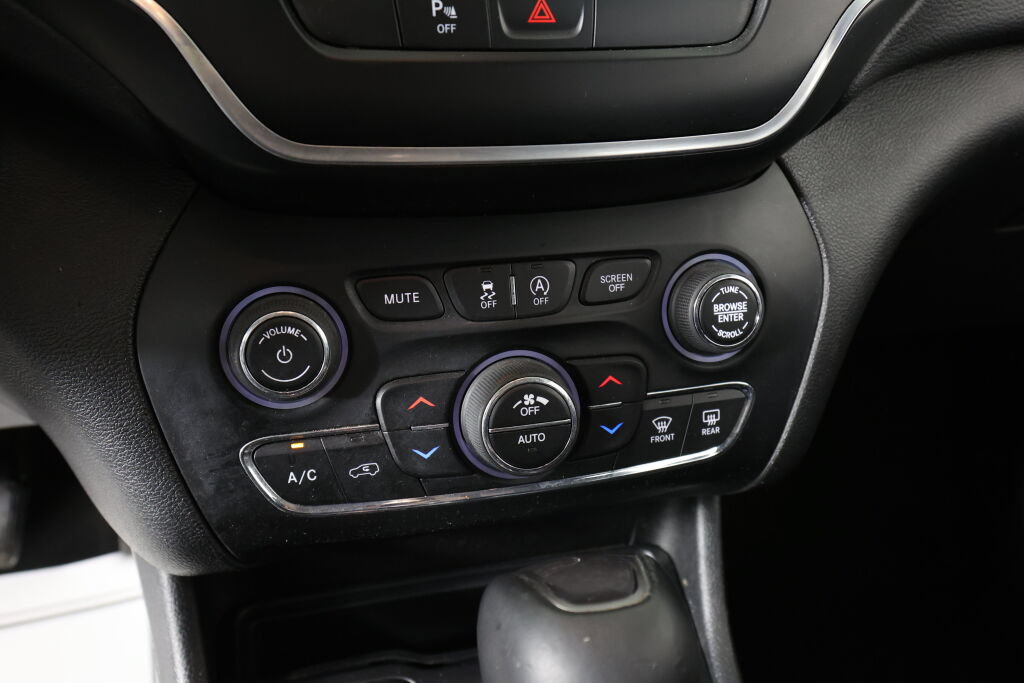 Used 2019 Jeep Cherokee Latitude Plus w/ Comfort/Convenience Group FWD image 37