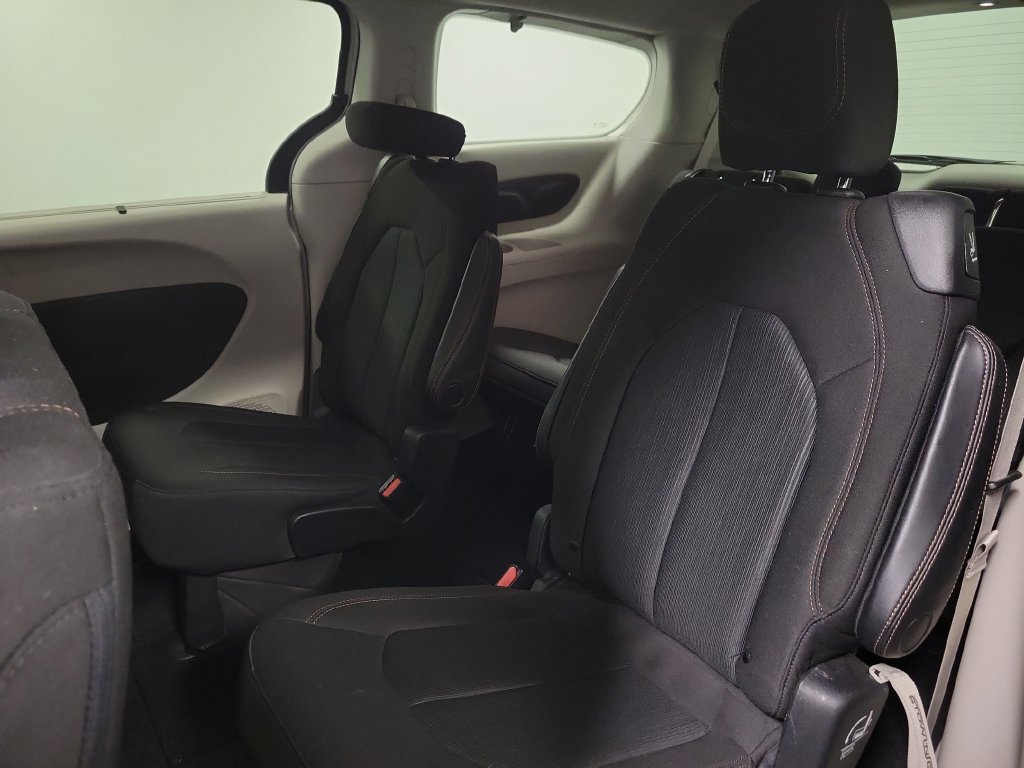 Used 2020 Chrysler Pacifica Touring FWD image 32