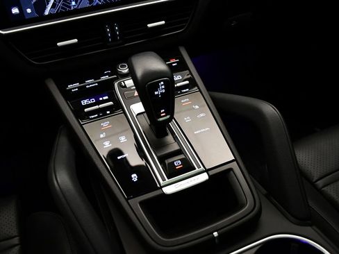 Used 2022 Porsche Cayenne image 32