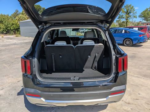 Certified 2025 Kia Sorento EX w/ Panoramic Sunroof Package FWD image 12