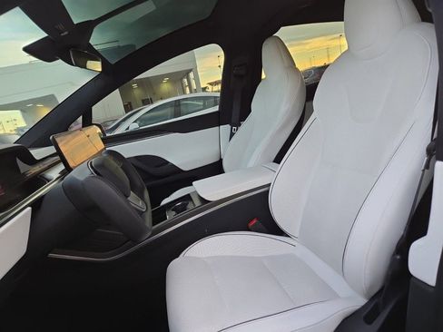 Used 2023 Tesla Model X Plaid image 6